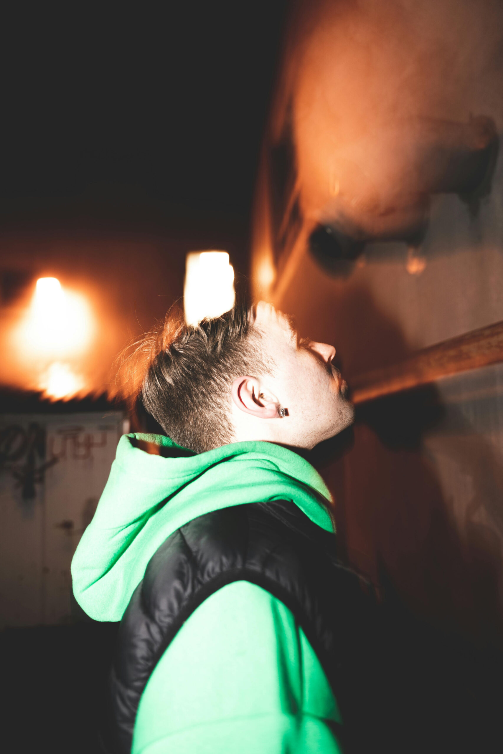 Streetwearowa klasyka w szafie współczesnego faceta – dlaczego dobra bluza to podstawa?